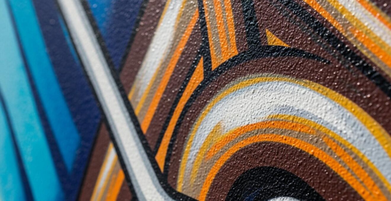 Murales colorées et vibrantes sur des façades le long de la rue Saint-Laurent à Montréal